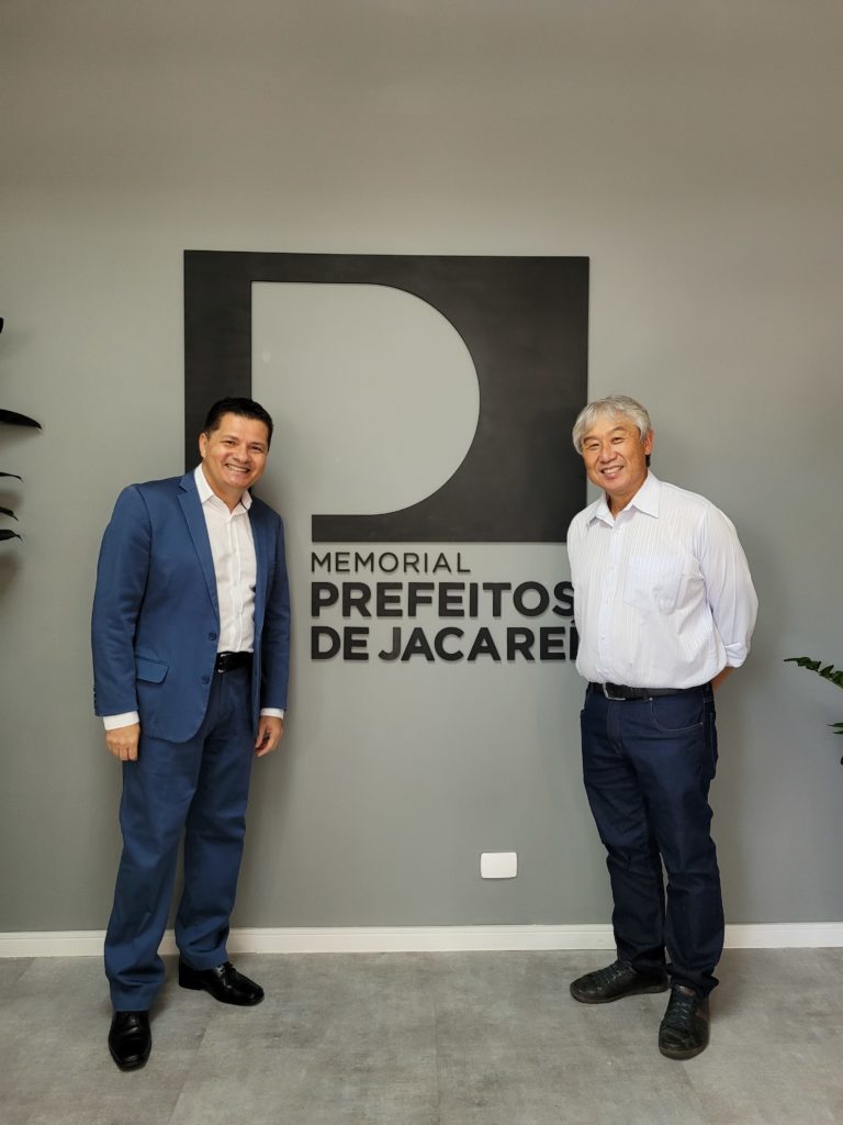 Edgard Sasaki com o Prefeito Izaías Santana no Memorial dos Prefeitos