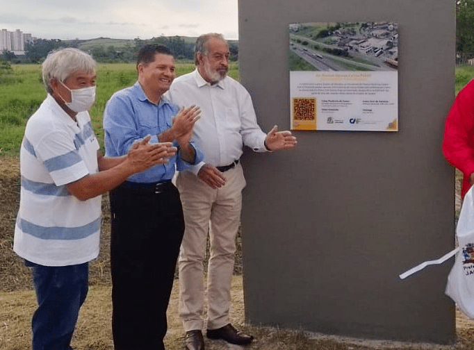 Valmir do Parque Meia Lua e Edgard Sasaki em inauguração de Praça