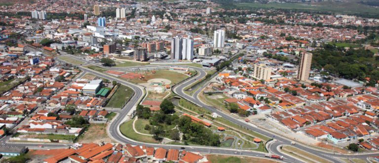 Imagem da cidade de Jacareí vista de cima.